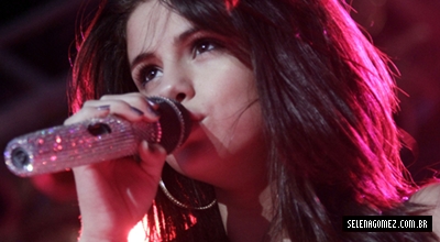 712431869_SelenaGomez_PerforminginPasoRoblesJuly252011_By_oTTo1_122_147lo